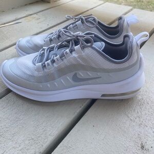 Nike Air Max Axis women’s Athletic running gray white Lace up sneakers size 8.5